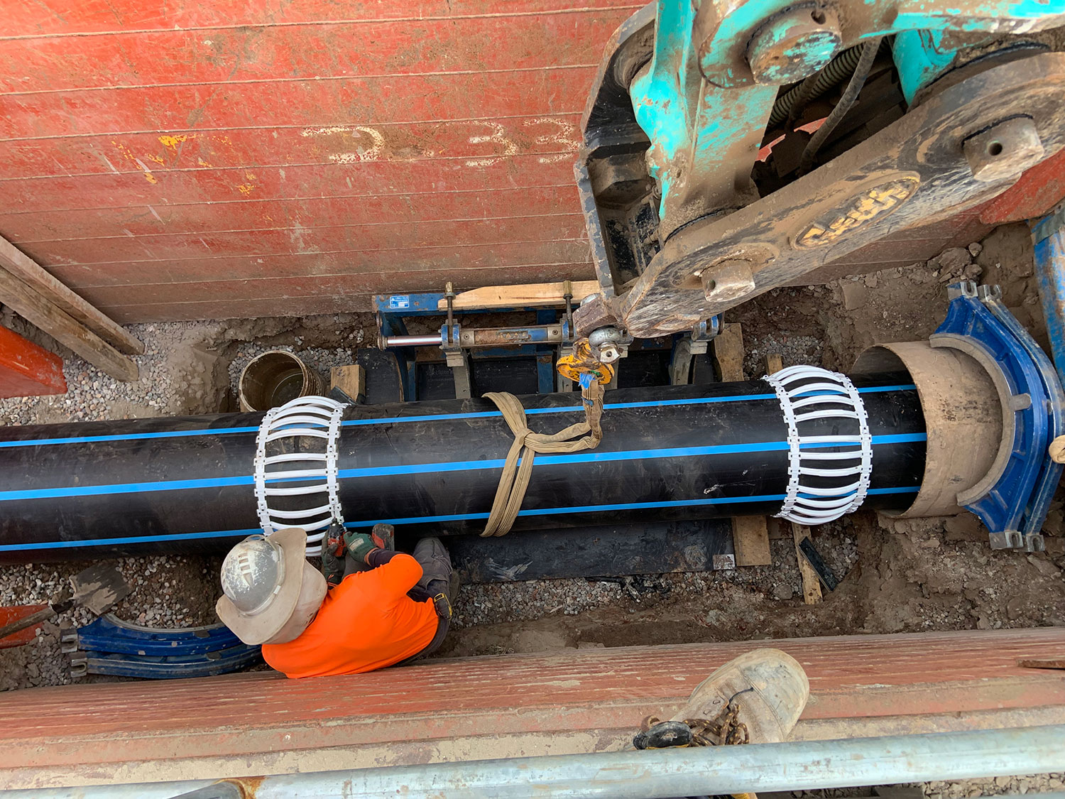 HD 50 Spacers On DN560 HDPE 560Mm OD Into A DN700 Mild Steel Pipe6