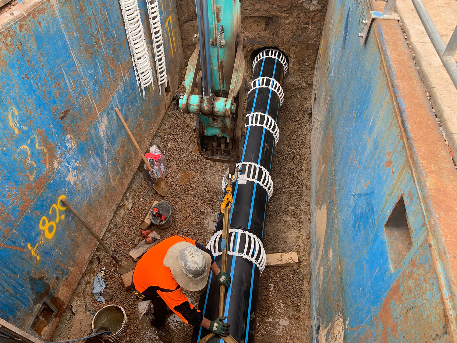 HD 50 Spacers On DN560 HDPE 560Mm OD Into A DN700 Mild Steel Pipe3