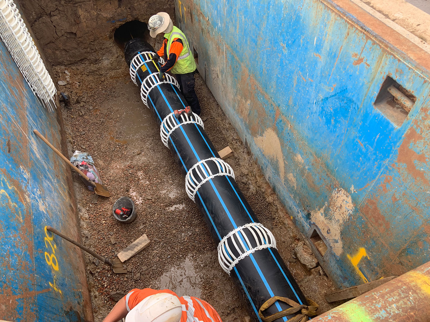 HD 50 Spacers On DN560 HDPE 560Mm OD Into A DN700 Mild Steel Pipe1